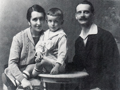 Luigi bambino con la madre Maria Giordano e il padre Mario Mallé (1924-25 ca.)